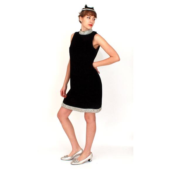 Vintage 1960s Sleeveless Black Velvet Mod Shift Dress w Silver Trim Back Bow | S - Picture 4 of 5